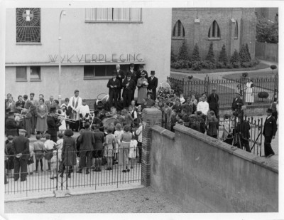 Werkfoto van opnames film Zonnelied, Etten 1938. Filmscene van de opening van het Wit-Gele Kruisgebouw in Overa (foto: fotograaf onbekend, collectie Museum voor verpleegkunde Culemborg)