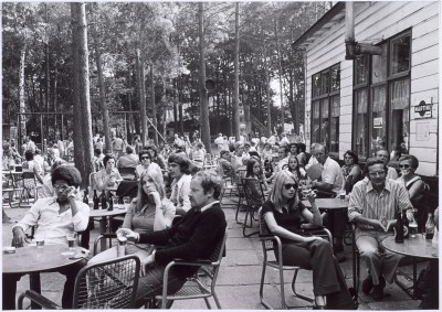 Dierentuinbezoekers op het terras van het café bij het Dierenpark. Tilburg, ca. jaren 60-70
