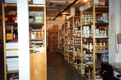 Voorraadkamer in de kelder, met groente- en fruitconserven, 1990