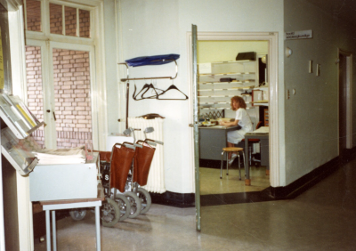 Zicht op gang en kantoor, 1990