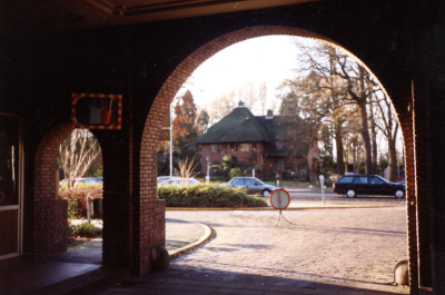 Zicht vanuit de entree van het ziekenhuis op villa Aalsterweg 296, 1990