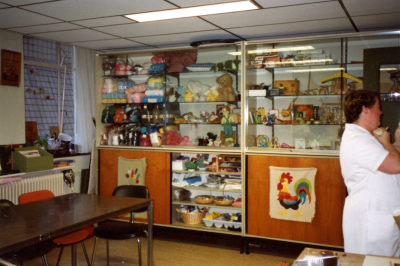 Recreatieruimte voor patiënten, in de kasten liggen handwerkmaterialen, speelgoed en knuffelbeesten , 1990
