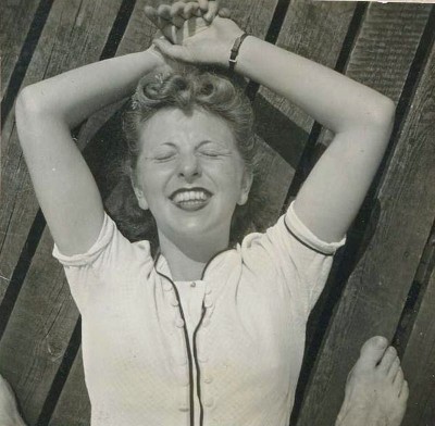 Roosje Glaser liggend op een balkon, Zweden XX (foto: Roosje Glaser Foundation)