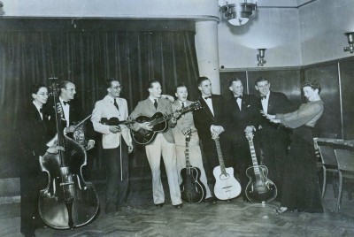 Roosje Glaser met band, plaats en jaar onbekend (foto: Roosje Glaser Foundation)