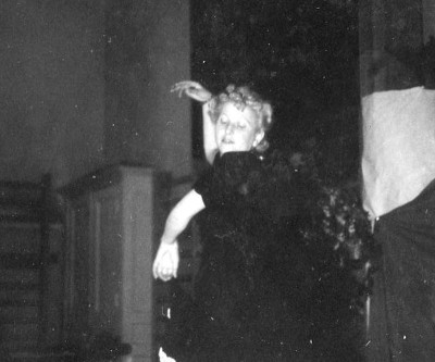 Roosje Glaser danst vlak na haar bevrijding haar 'bevrijdende dans', vluchtelingencentrum Zweden 12 juni 1945 (foto: Roosje Glaser Foundation)