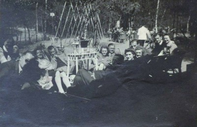 Uitstapje met dansleerlingen van Roosje Glaser, Tilburg 1942 (foto: Roosje Glaser Foundation)