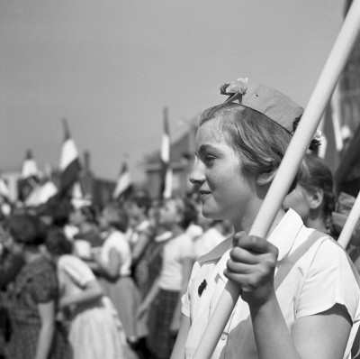 Feestelijkheden op de Markt ter gelegenheid van het 10-jarig jubileum van koningin Juliana, Veghel 1958 (foto: Harry van Liempd, collectie BHIC nr. 1915-000292)