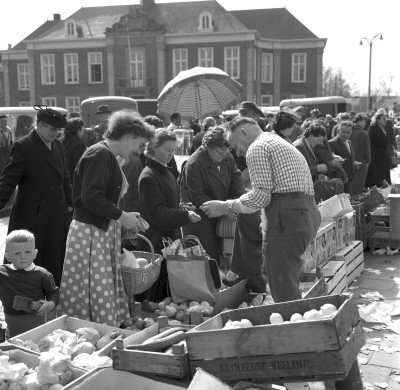 Groentekraam op de markt, Veghel ca. 1960 (foto: Harry van Liempd, collectie BHIC nr. 1915-000992) 