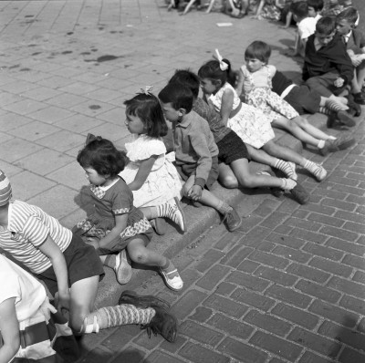 Kinderen kijken toe bij festiviteiten op de Markt, Veghel ca. 1960 (foto: Harry van Liempd, collectie BHIC nr. 1915-002012) 