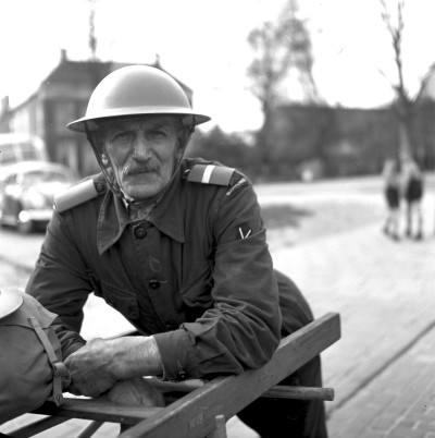 Vrijwilliger van de BB (Bescherming Burgerbevolking) op de Markt, Veghel ca. 1960 (foto: Harry van Liempd, collectie BHIC nr. 1915-002300)