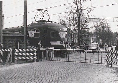 Spoorwegwachter Bergman staat aan de bewaakte spoorwegovergang Boslaan, Vught ca. 1963 (foto: Vera Delleman-de Kort, collectie BHIC nr. 1923-000020) 