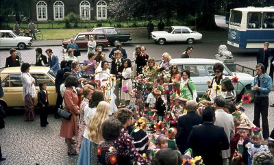 De bruiloft van Cisca de Jong- Hoeke en Koen de Jong. Samen met de familie staan zij voor het toenmalige gemeentehuis aan het Leeuwensteinplein, Vught 1975 (foto: Vera Delleman-de Kort, collectie BHIC nr. 1923-001870) 