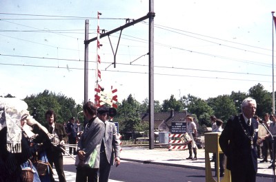 De nieuwe spoorwegovergang Wolfskamerweg wordt op feestelijke en plechtige wijze geopend, Vught 1974 (foto: Vera Delleman-de Kort, collectie BHIC nr. 1923-002887) 