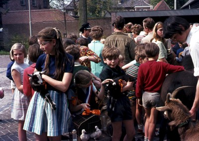 Huisdierenkeuring voor dierendag achter op de parkeerplaats van het oude gemeentekantoor, Vught 1971 (foto: Vera Delleman-de Kort, collectie BHIC nr. 1923-003489) 