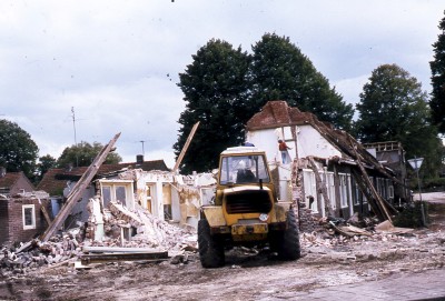 Woningen in de wijk Zonneheuvel worden gesloopt, Winhelminasingel Vught 1978/1979 (foto: Vera Delleman-de Kort, collectie BHIC nr. 1923-003813)