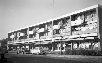 Een nieuw winkelcentrum aan de Michiel de Ruyterweg met boven woningen en onder supermarkten van De Gruyter en de Spar, tevens een pand van Jamin, Vught (foto: Vera Delleman-de Kort, collectie BHIC nr. 1923-005680) 