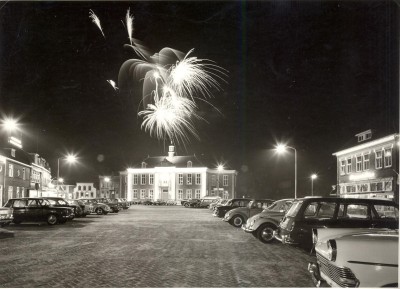 Het gemeentehuis met vuurwerk tijdens het bevrijdingsherdenking, Veghel 1965 (foto: Harry van Liempd, collectie BHIC nr. BCV1353)