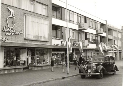 Installatie burgemeester Van Weegen met links de fotozaak van Harry van Liempd, Veghel 1969 (foto: Harry van Liempd, collectie BHIC nr. BCV1654)