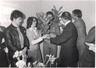 Burgemeester Van Weegen overhandigt een plant aan de eerste bewoners van De Heibunders, Veghel 1975 (foto: Harry van Liempd, collectie BHIC nr. BCV2580)