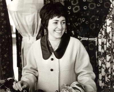 Lachende vrouw, gefotografeerd tijden de officiële opening van de 14-daagse markt, Veghel ca. 1965 (foto: Harry van Liempd, collectie BHIC nr. BCV3357)