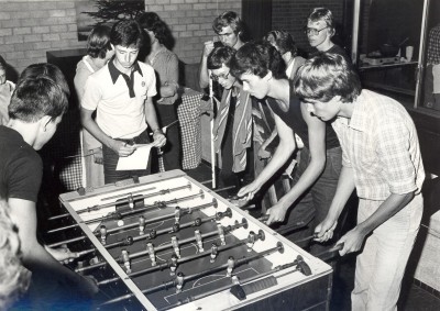 Tafelvoetbalwedstrijd in het jongerenclubhuis, Veghel 1979 (foto: Harry van Liempd, collectie BHIC nr. BCV6449) 
