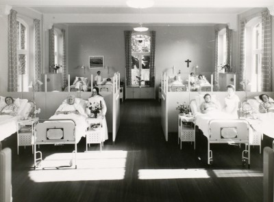 Vrouwenzaal in het Groot Ziekengasthuis, 's-Hertogenbosch 1959 (foto: Fotopersbureau Het Zuiden, collectie Erfgoed 's-Hertogenbosch nr. 0020322)