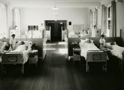Vrouwenzaal in het Groot Ziekengasthuis, 's-Hertogenbosch 1959 (foto: Fotopersbureau Het Zuiden, collectie Erfgoed 's-Hertogenbosch nr. 0025195)