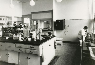 Laboratorium in het Groot Ziekengasthuis, 's-Hertogenbosch 1932 (foto: A.C. Verhees, collectie Erfgoed 's-Hertogenbosch nr. 0027742)