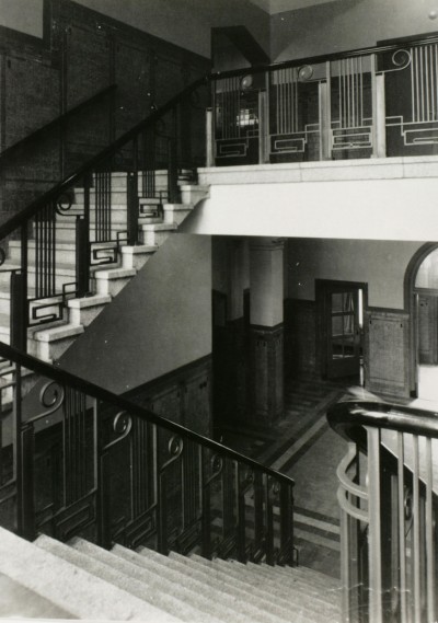 Het trappenhuis bij de hoofdingang van het Groot Ziekengasthuis, 's-Hertogenbosch 1932 (foto: A.C. Verhees, collectie Erfgoed 's-Hertogenbosch nr. 0027744)