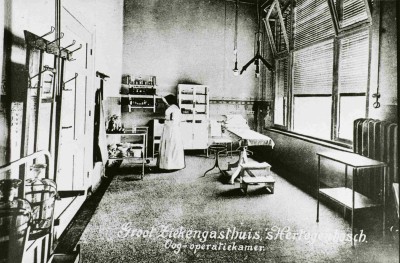 Operatiekamer op de afdeling Oogheelkunde, 's-Hertogenbosch jaar onbekend (foto: fotograaf onbekend, collectie Erfgoed 's-Hertogenbosch nr. 0030197)
