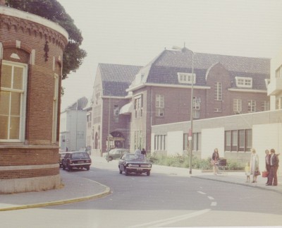 Nieuwstraat, gezien vanaf het Kardinaal van Rossumplein, met rechts het Groot Ziekengasthuis met nieuwbouw. 's-Hertogenbosch ca. 1975 (foto: J.A.M. Roelands, collectie Erfgoed 's-Hertogenbosch nr. 0036869)