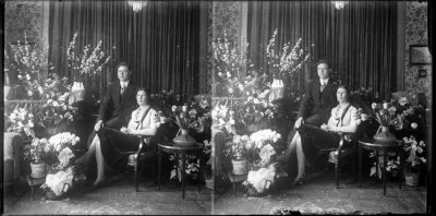 Huwelijksfoto Angèle Dor jr. en André Walckiers omringd door bloemboeketten., 1929