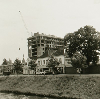 Zuid-Willemsvaart, zuidelijke gevelwand met op de achtergrond de verpleegstersflat van het Groot Ziekengasthuis in aanbouw, 's-Hertogenbosch ca. 1965 (foto: J.A.M. Roelands, collectie Erfgoed 's-Hertogenbosch nr. 0043704)