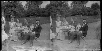 Familie Dor drinkt buiten koffie.