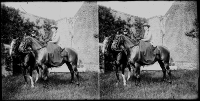 Jonkheer Herman van de Poll en Marguerite Dor te paard. Marguerite in amazonezit., omstreeks 1915