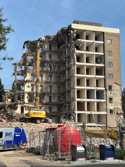 In het Bloemenkampkwartier vlakbij het voormalige Groot Ziekengasthuis wordt de Zusterflat afgebroken, 's-Hertogenbosch 2025 (foto: Adrie Luijsterburg, collectie Erfgoed 's-Hertogenbosch nr. 0006077)