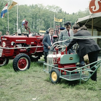 Glimmende traktoren en machtige machines op Velder