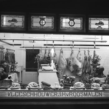 Etalage vleeschhouwerij (slagerij) H. van Roosmalen, Vught 1949