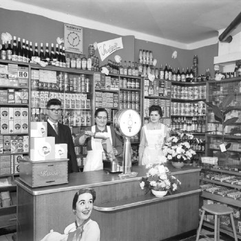 Interieur van Zwanenberg winkel, Nuland 1958 (foto: Fotopersbureau Het Zuiden, collectie BHIC nr. 1657-000336)