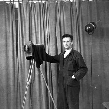 Een fotograaf (foto: M. Hermsen, collectie BHIC nr. 1931-000302)