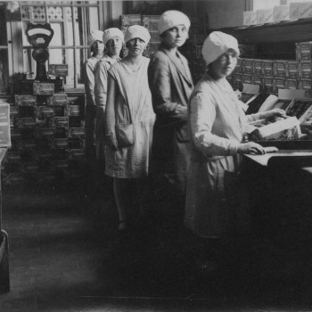 Aan het werk bij bakkerij Buijs, Oudenbosch (foto: erven Buijs, collectie BHIC nr. 1947-000051)