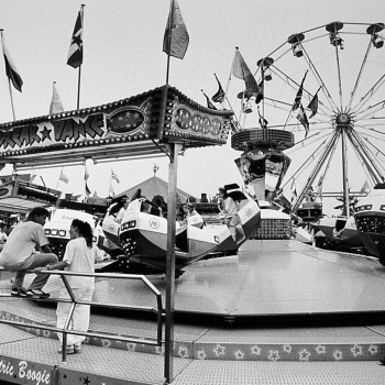 Kermis op het plein, Vlijmen 1990 (foto: fotograaf onbekend, collectie Streekarchief Langstraat Heusden Altena nr. VLM05833)