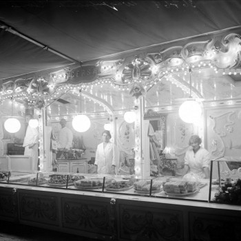 Kermis in Den Bosch - foto 1935 - Oliebollenkraam F. Gersen met kermis - Erfgoed Den Bosch nr. 0025681