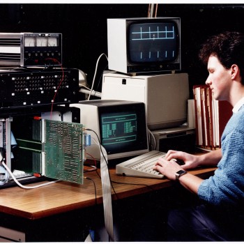 Moderne meet- en regeltechniek bij VOLT, Tilburg 1988 (foto: Hans Hulshoff, collectie Regionaal Archief Tilburg nr. 38901)